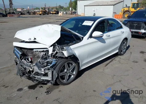 2015 Mercedes-Benz C 300 4Matic/Luxury 4Matic/Sport 4Matic z USA, uszkodzony, nr VIN 55SWF4KB1FU013315